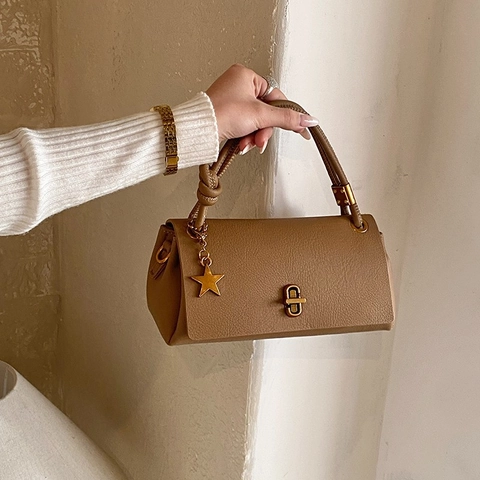 Vintage PU Leather Crossbody Bag For Women Retro Handbag With Lychee Texture Star Pendant And Metallic Lock