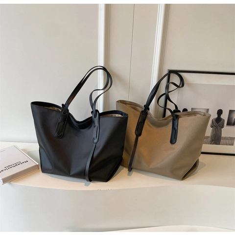 Large Capacity Tote Bag Nylon Oxford Cloth Lightweight Minimalist Solid Color Shoulder Bag With Zipper For Women