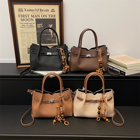 Sac À Épaule Givré En Cuir PU Rétro Pour Femme Avec Fermoir Tournant En Métal Et Pendentif En Perles De Bois Vintage