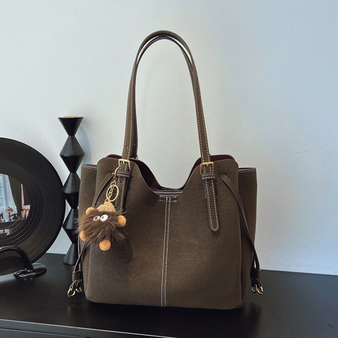 Retro Women Large Capacity Tote Bag Frosted PU Leather Shoulder Bag With Contrast White Stitching Furry Monster Charm