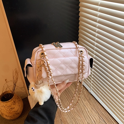 Sac Bandoulière Matelassé Femme Cuir PU Mode Motif Losange Chaîne Dorée Avec Pendentif En Peluche Double Fermeture Éclair