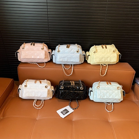 Sac Bandoulière Matelassé Femme Cuir PU Mode Motif Losange Chaîne Dorée Avec Pendentif En Peluche Double Fermeture Éclair