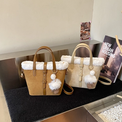 Winter Chic Damen Handtasche Mit Kunstpelzbesatz Plüsch Wildleder Eimer Schultertasche Mit Bommel Herz Anhänger