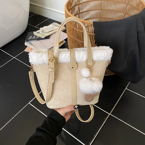 Winter Chic Damen Handtasche Mit Kunstpelzbesatz Plüsch Wildleder Eimer Schultertasche Mit Bommel Herz Anhänger