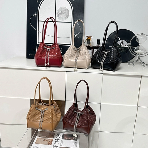 Woven PU Leather Bucket Bag For Women Fashion Drawstring Shoulder Bag With Metal Chain And Artificial Pearl Pendants Solid Color