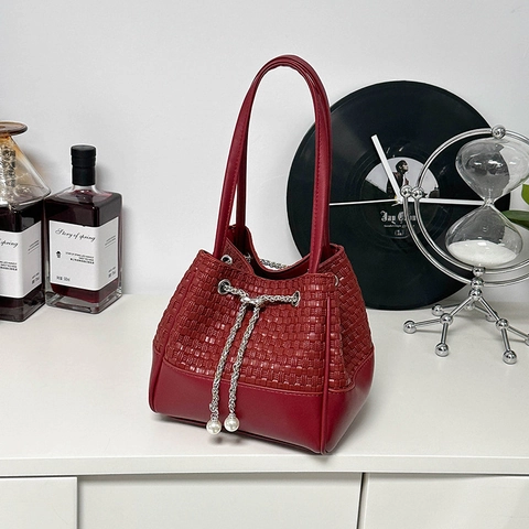 Woven PU Leather Bucket Bag For Women Fashion Drawstring Shoulder Bag With Metal Chain And Artificial Pearl Pendants Solid Color