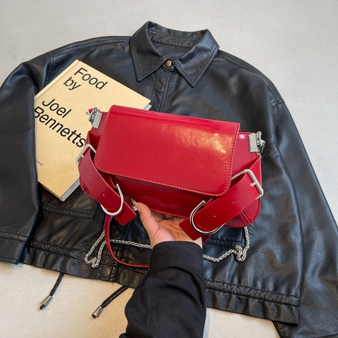 Borsa A Tracolla Retrò In Pelle PU Finitura Metallica Lucida Con Grandi Fibbie Catena Argentata Patta Donna