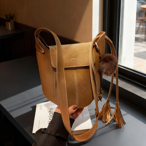 Borsa A Secchiello Tracolla Retro In Pelle Sintetica Smerigliata Per Donna Cuciture A Contrasto Con Ciondolo Pompon Stile Minimalista