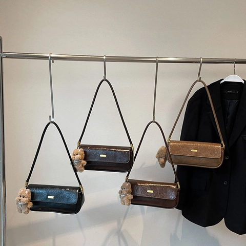 Retro PU Leder Baguette Tasche Ölwachs Textur Unterarm Schulter Handtasche Mit Plüsch Anhänger Für Frauen Minimalistisch