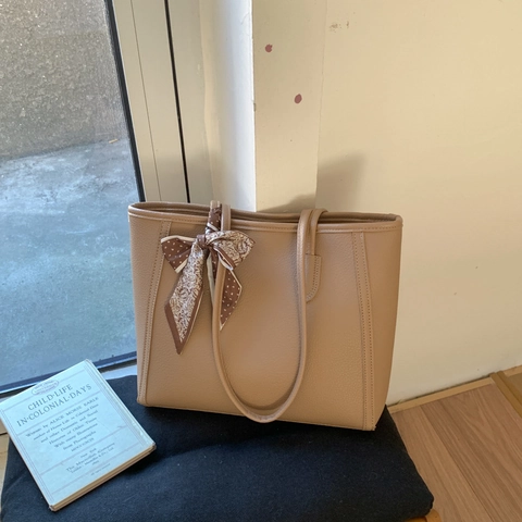 Große Kapazität Tote Bag Damen PU Leder Lychee Textur Schultertasche Mit Satinnschal Dekor Retro Casual Pendler Handtasche
