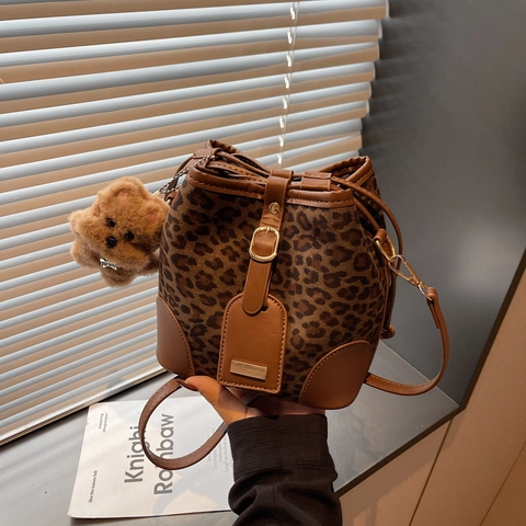 Sac Seau En Daim À Imprimé Léopard Femme Patchwork Similicuir Cordon Sac À Épaule Sac Bandoulière Avec Pendentif En Peluche Mode Rétro