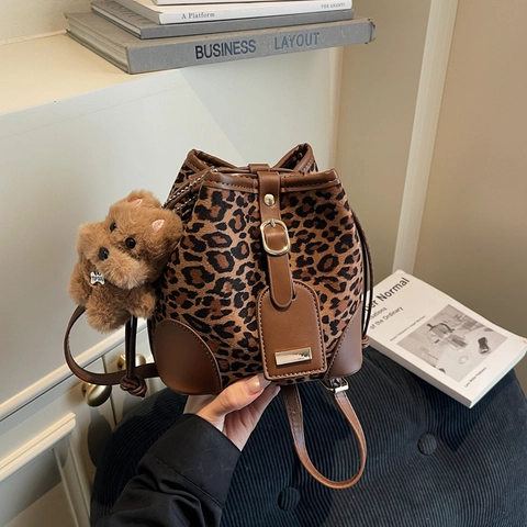 Sac Seau En Daim À Imprimé Léopard Femme Patchwork Similicuir Cordon Sac À Épaule Sac Bandoulière Avec Pendentif En Peluche Mode Rétro