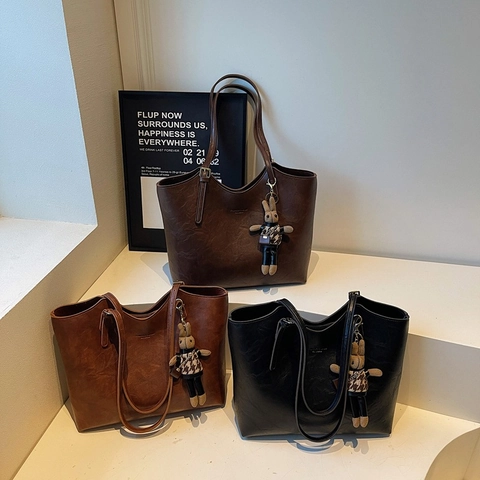 Große Retro Tragetasche PU Leder Vintage Strukturierte Schulter Unterarm Handtasche Mit Hasenpuppen Anhänger Für Damen
