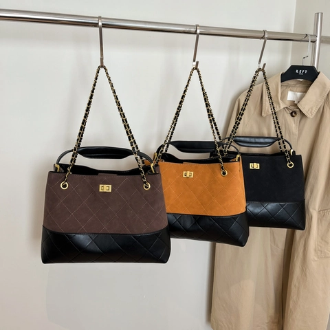 Vintage Umhängetasche Mit Rautensteppung Für Damen Wildlederimitat Patchwork Große Kapazität Tote Mit Kette Und Drehverschluss
