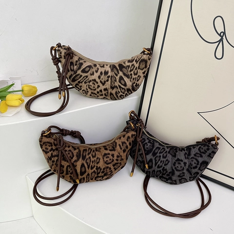 Borsa A Tracolla In Camoscio Con Stampa Leopardata Borsa A Mezzaluna Con Tracolla Annodata E Punte In Metallo Da Donna