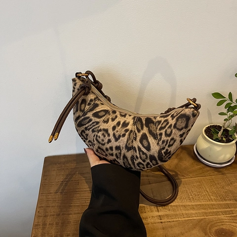 Borsa A Tracolla In Camoscio Con Stampa Leopardata Borsa A Mezzaluna Con Tracolla Annodata E Punte In Metallo Da Donna