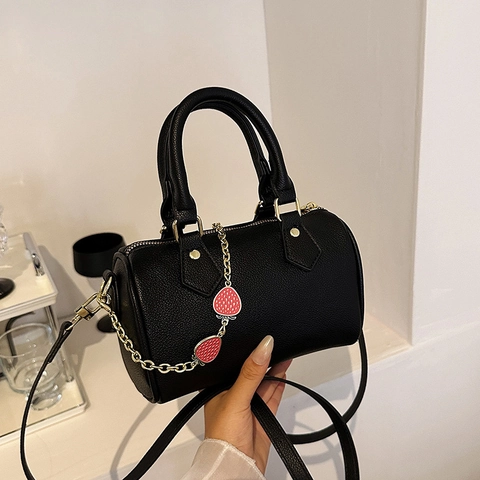 Elegante Borsa Boston in Pelle PU con Trama Litchi e Simpatico Ciondolo a Fragola per Donna Borsa a Tracolla Versatile Retrò