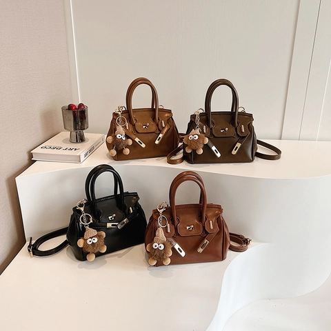 Damen Handtasche Aus PU Leder Schloss Schnalle Abnehmbarer Schultergurt Crossbody Tasche Mit Süßem Plüsch Anhänger