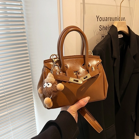 Damen Handtasche Aus PU Leder Schloss Schnalle Abnehmbarer Schultergurt Crossbody Tasche Mit Süßem Plüsch Anhänger