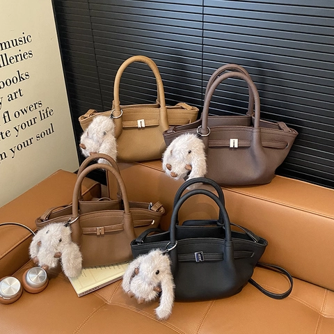 Damen Handtasche Aus PU Leder Mit Litchi Maserung Minimalistische Umhängetasche Mit Plüschhasen Anhänger Reißverschluss Bucket Bag