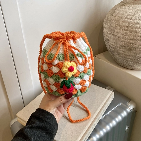 Sac Seau Au Crochet Fait Main En Tricot Avec Cordon De Serrage Bandoulière Avec Breloques Fleurs Fraises Style Doux