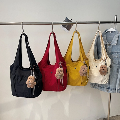 Sac Fourre-Tout Femme Grande Capacité Toile Nylon Multi Poches Style Coréen Décontracté Sac À Épaule Avec Pendentif En Peluche Mignon