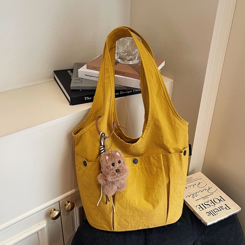 Sac Fourre-Tout Femme Grande Capacité Toile Nylon Multi Poches Style Coréen Décontracté Sac À Épaule Avec Pendentif En Peluche Mignon