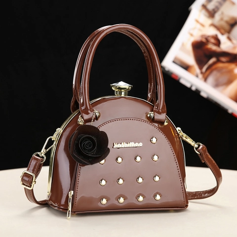 Elegante Borsa Da Donna In Vernice Con Decorazione Di Borchie E Ciondolo A Rosa Borsa A Tracolla Versatile Con Chiusura