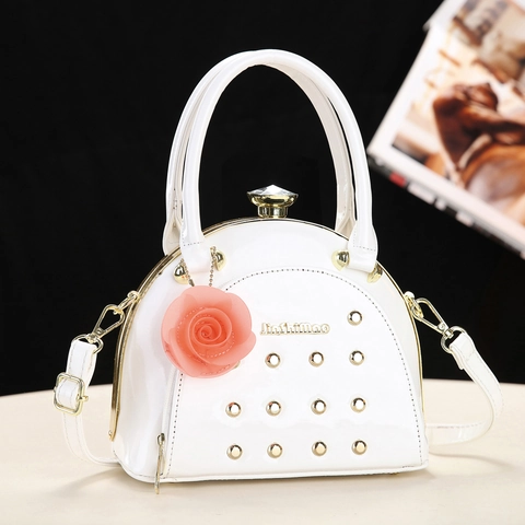 Elegante Borsa Da Donna In Vernice Con Decorazione Di Borchie E Ciondolo A Rosa Borsa A Tracolla Versatile Con Chiusura