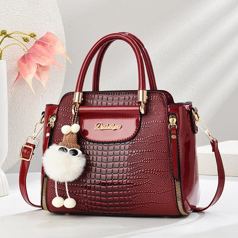 Dames Handtas Schoudertas PU Leer Krokodillenpatroon Glanzende Afwerking Gouden Hardware Pluche Speelgoedhanger Elegant