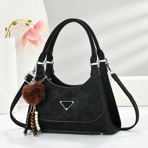 Sac À Épaule En Cuir PU Vintage Pour Femmes Sac À Main Minimaliste Avec Pompon En Peluche Bandoulière Réglable Style Urbain