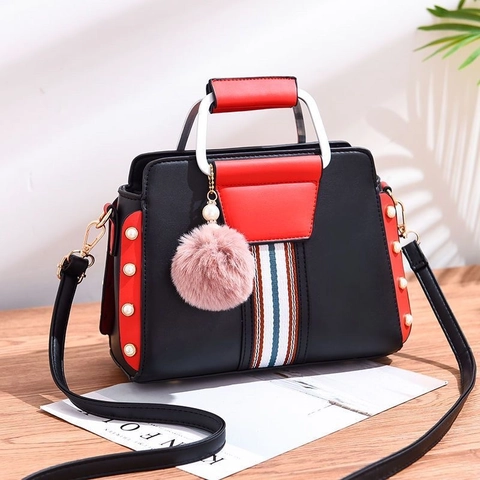 Bolso De Mano Para Mujer De Cuero PU Bolso De Hombro Color Contrastado Cinta Rayada Remaches De Perlas Artificiales Con Colgante Peluche