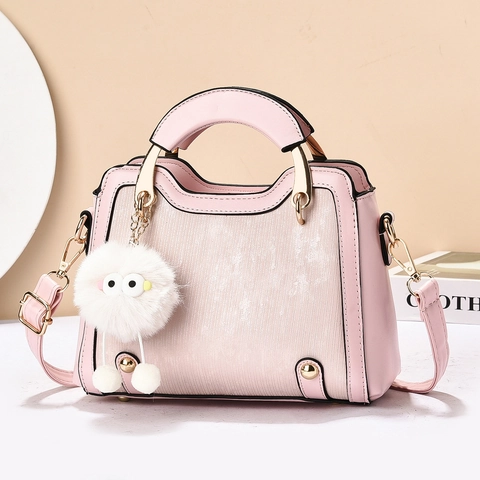 Mode Dames PU Leren Handtas Verticale Gestreepte Schoudertas Met Gouden Hardware En Pluche Monster Hanger Dagelijkse Stijl
