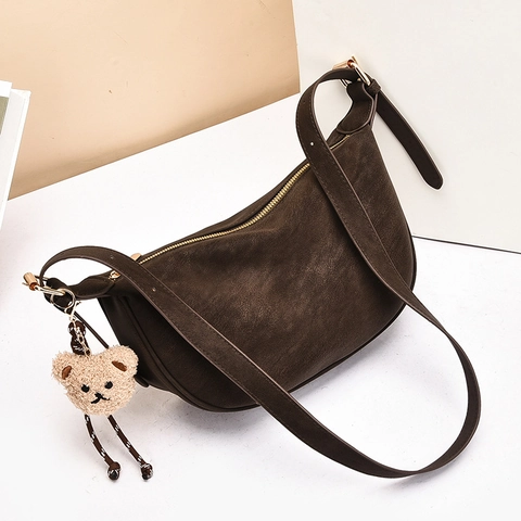Bolso Bandolera De Media Luna Para Mujer Cuero PU Color Sólido Retro Bolso De Hombro Con Lindo Dije De Oso De Peluche