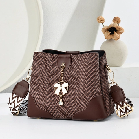 Borsa Secchiello Donna Pelle PU Trama Intrecciata Tracolla Larga Jacquard Ciondolo Fiocco Metallo Strass Elegante