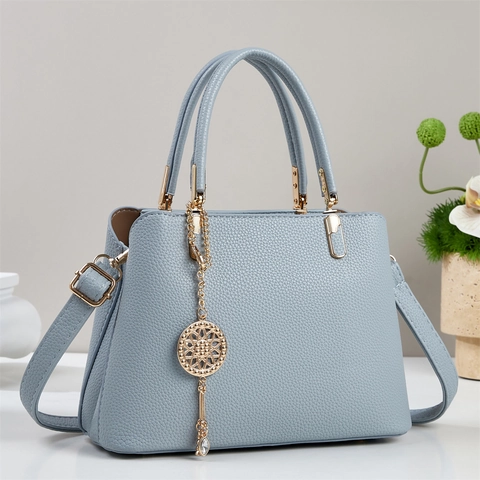 Borsa A Mano Donna Pelle PU Motivo Litchi Manico Superiore Borsa A Tracolla Con Hardware Dorato Ciondolo Decorativo Elegante Versatile
