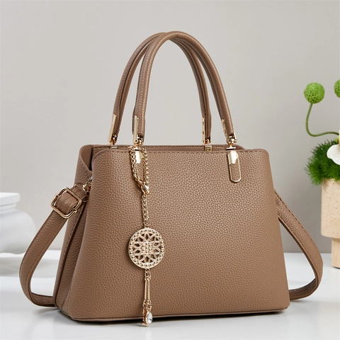 Borsa A Mano Donna Pelle PU Motivo Litchi Manico Superiore Borsa A Tracolla Con Hardware Dorato Ciondolo Decorativo Elegante Versatile