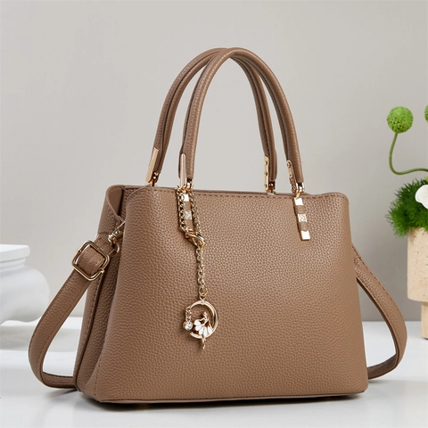 Borsa Da Donna In Pelle PU Trama Lychee Grande Capacità Tote Borsa A Tracolla Con Ciondolo Dorato Elegante Versatile