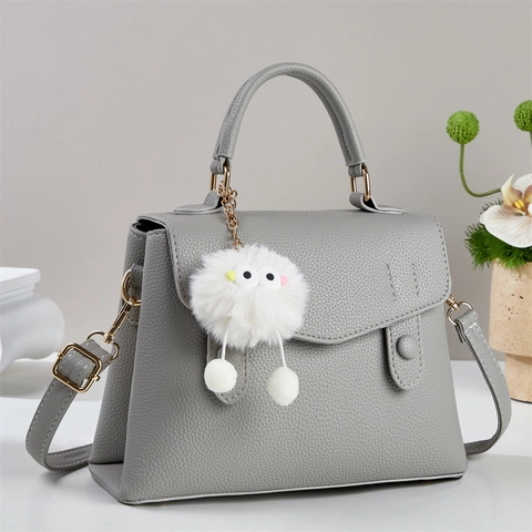 Damen Handtasche PU Leder Litschi Muster Abnehmbarer Gurt Elegante Tasche Mit Plüsch Anhänger Und Goldener Hardware