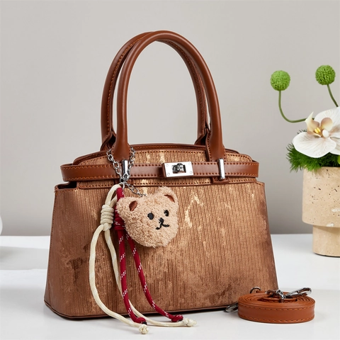 Bolso De Mano Estructurado De Cuero PU Textura De Rayas Verticales Cierre Metálico Colgante De Oso Correa Extraíble Elegante