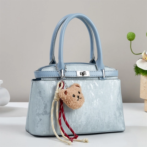 Bolso De Mano Estructurado De Cuero PU Textura De Rayas Verticales Cierre Metálico Colgante De Oso Correa Extraíble Elegante
