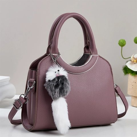 Sac À Main Femmes Cuir PU Texture Litchi Décor Métallique Pendentif Peluche Mode Coréenne Sac Bandoulière Quotidien