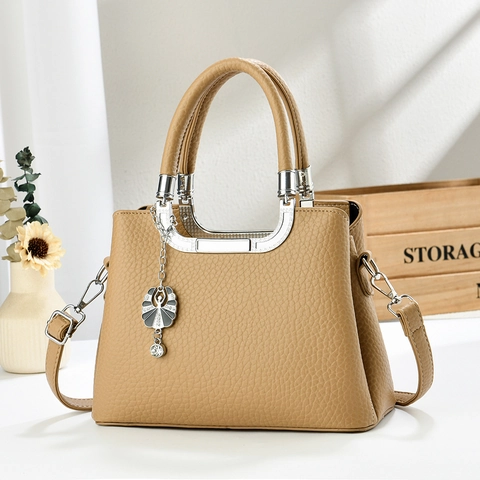 PU Leren Handtas Elegante Tote Crossbody Tas Met Zilveren Hardware Bloembladhanger Kantoor Woonwerkverkeer