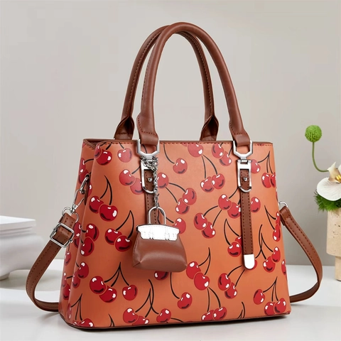 Borsa A Mano Con Stampa Ciliegia In Pelle PU Borsa A Tracolla Per Donna Grande Capacità Borsa A Spalla Con Mini Ciondolo Trendy Elegante