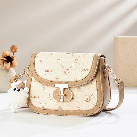 Borsa Tracolla Sella Pelle PU Stampa Cartone Animato Chiusura Metallo Elegante Grana Litchi Donna Con Ciondolo Peluche