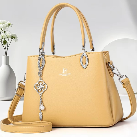 Sac À Main Femme En Cuir PU Grainé Cabas Avec Accessoires Argentés Pendentif Floral Künstliche Perle Sac Bandoulière