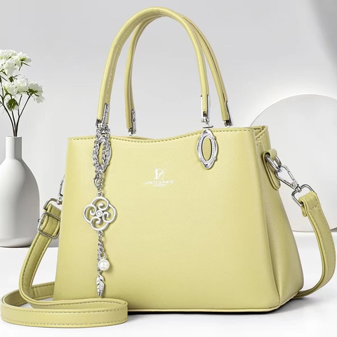 Sac À Main Femme En Cuir PU Grainé Cabas Avec Accessoires Argentés Pendentif Floral Künstliche Perle Sac Bandoulière