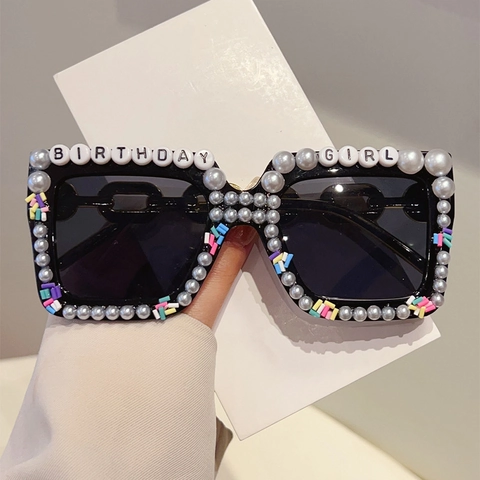 Occhiali Da Sole Festa Birthday Girl Montura Quadrata Con Imitazione Künstliche Perle E Glitter Colorati Aste A Catena In Metallo