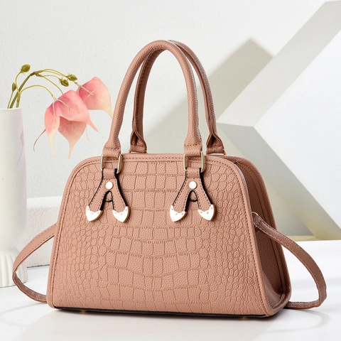 Crocodile Pattern PU Leather Handbag Women Elegant Large Tote Crossbody Bag With Heart Metal Decor Fashion Commuter Vintage