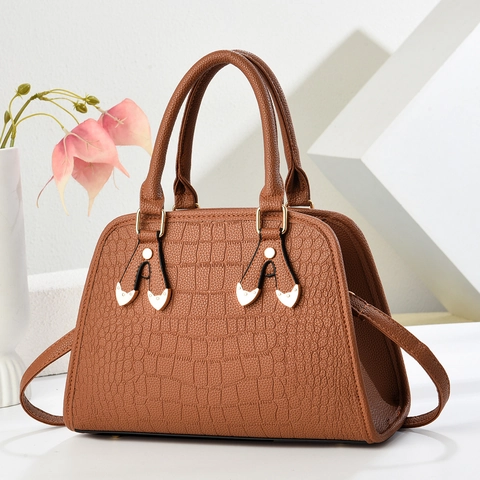 Crocodile Pattern PU Leather Handbag Women Elegant Large Tote Crossbody Bag With Heart Metal Decor Fashion Commuter Vintage